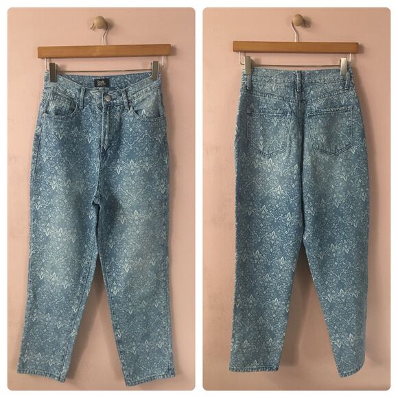 Simple Society Light Wash Blue Paisley Mom Jeans EUC Size XS - Picture 1 of 11